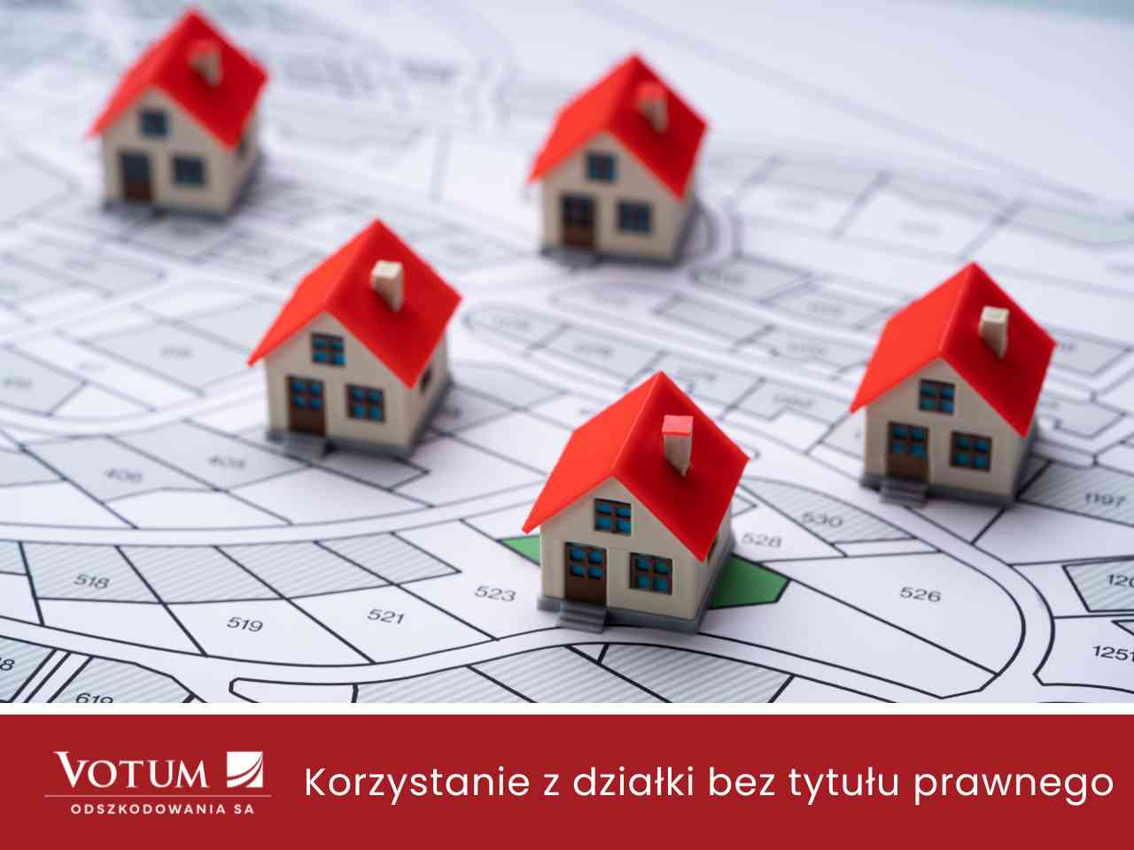 Modele małych domków z czerwonymi dachami stojące na mapie geodezyjnej podziału działek – bezumowne korzystanie z nieruchomości.