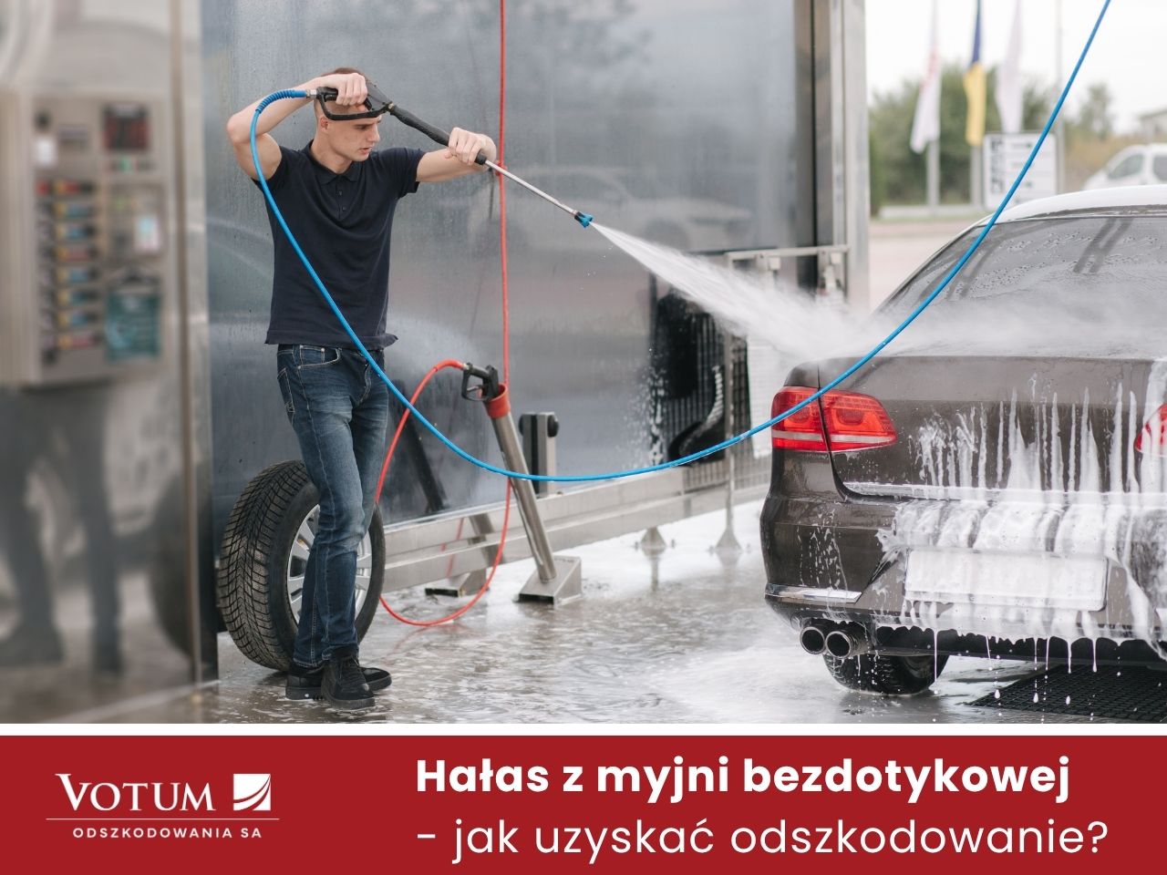 Na zdjęciu widoczny jest mężczyzna korzystający z myjni bezdotykowej i myjący czarny samochód strumieniem wody pod wysokim ciśnieniem. W dolnej części grafiki znajduje się napis „Hałas z myjni bezdotykowej – jak uzyskać odszkodowanie?” oraz logo Votum Odszkodowania S.A. Grafika nawiązuje do problemu uciążliwego hałasu emitowanego przez myjnie samochodowe zlokalizowane w pobliżu zabudowy mieszkalnej.