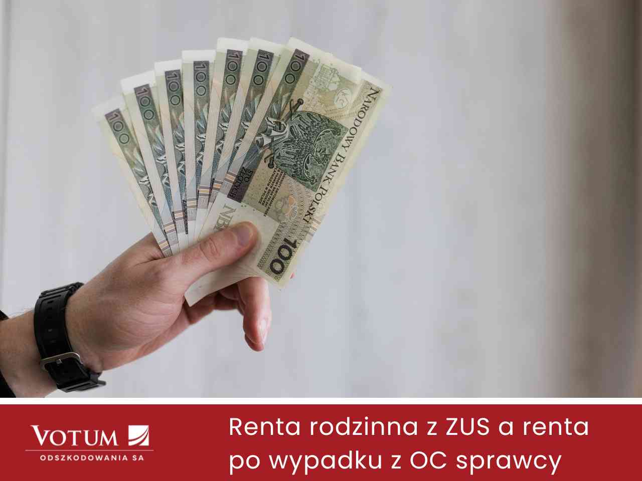 Męska dłoń trzyma wachlarz banknotów stuzłotowych na tle grafiki informacyjnej o rencie z OC sprawcy.