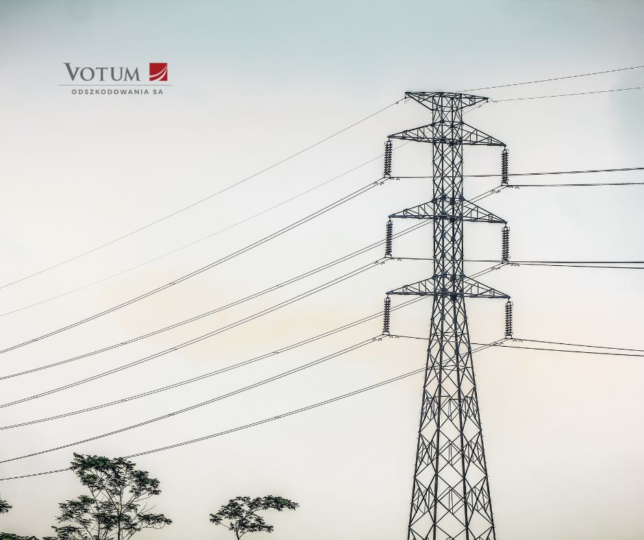 Stalowy słup wysokiego napięcia podtrzymujący linie elektroenergetyczne na tle jasnego nieba – odszkodowanie za służebność przesyłu.