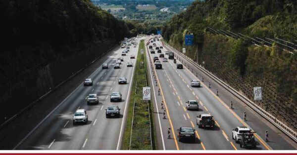 ruch na autostradzie powodujący hałas