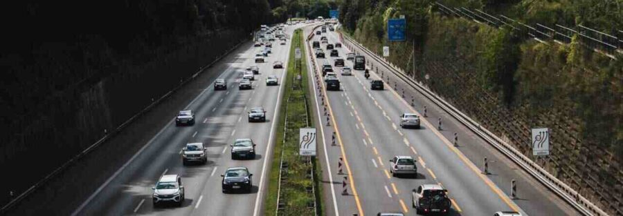 ruch na autostradzie powodujący hałas