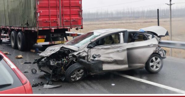 wypadek drogowy - zniszczone auto za ciężarówką - odszkodowanie