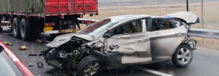 wypadek drogowy - zniszczone auto za ciężarówką - odszkodowanie