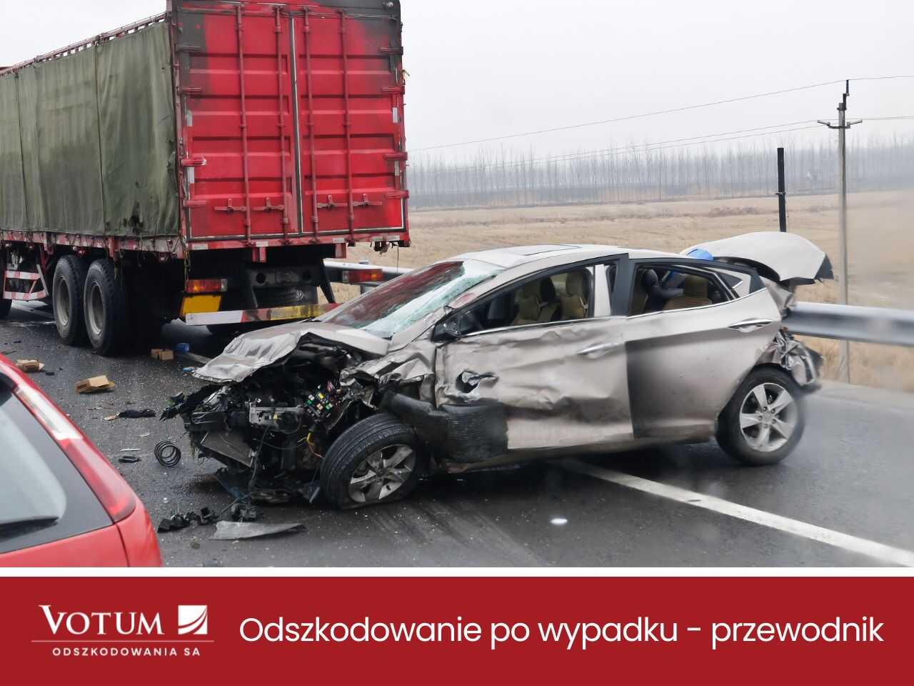 wypadek drogowy - zniszczone auto za ciężarówką - odszkodowanie