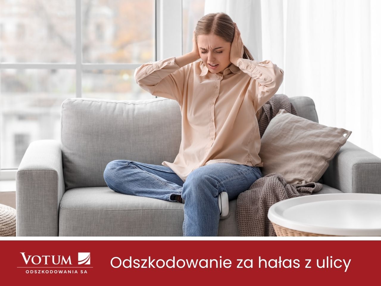 pani zasłaniająca uszy przez hałas z ulicy