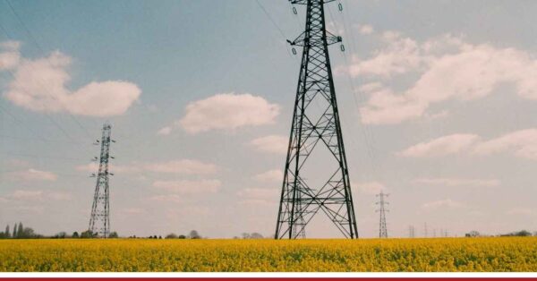 słup energetyczny na działce rolnej