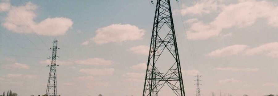 słup energetyczny na działce rolnej