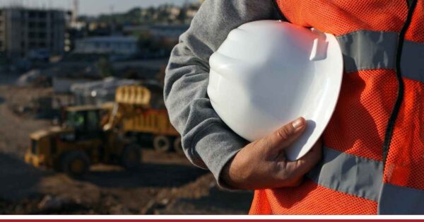 wypadek na budowie - osoba trzymająca kask